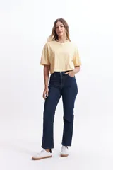 Jean de tiro medio con fit recto, confeccionado en 100% algodón.