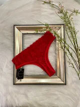 Vedetina roja de encaje con elástico fino en la cintura y refuerzo de algodón.