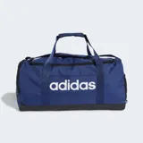 Bolso deportivo Adidas Linear mediano, de color azul marino con base negra y el nombre de la marca impreso en grande en color blanco en el frente. Cuenta con doble manija de mano y tira ajustable para el hombro.