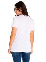 Remera blanca de algodón con cuello redondo y mangas cortas. Estampado frontal con el logo de Caterpillar en color lila.