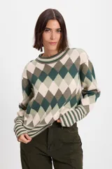 Sweater de punto con diseño de rombos en tonos marrones y beige, cuello redondo y puños anchos con detalle de rayas horizontales.