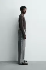 Jeans baggy fit de tiro medio, confeccionados en denim de algodón rígido con efecto lavado. Presentan un diseño de corte holgado y amplio en toda la pierna, con estilo clásico de cinco bolsillos y cierre frontal con cremallera y botón.