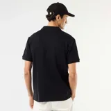 Remera de manga corta con cuello polo y escote en V, confeccionada en tejido con textura de nido de abeja.