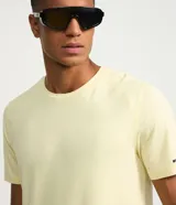 Remera deportiva de hombre en color rojo oscuro, con mangas cortas, cuello redondo y detalle de líneas negras en la manga. Confeccionada en poliéster con tecnología dry fit.