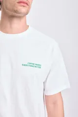 Remera blanca de corte amplio con estampa en la espalda de una máquina de café espresso y la frase "Espresso Club. Fresh start your day" en color verde.