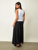Musculosa blanca de corte ajustado, con escote cuadrado y diseño clásico sin mangas.