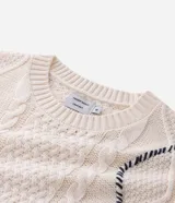 Suéter masculino de cuello redondo y manga larga, confeccionado en una mezcla de algodón y acrílico. Presenta un diseño texturizado con trenzados y detalles de costuras manuales en contraste.