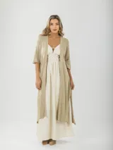 Saco tipo kimono confeccionado en hilo italiano en tonos tierra. Incluye lazo que se puede usar como choker o para ajustar en la cintura.