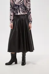 Falda midi de corte acampanado confeccionada en eco-cuero negro, con diseño de paneles y cintura alta.