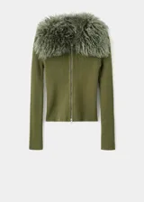 Cardigan de punto acanalado en color verde oliva, con diseño entallado, cierre frontal de cremallera y cuello de pelo sintético al tono.