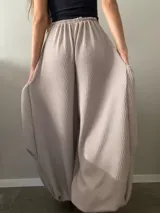 Pantalón de punto holgado con diseño tipo babucha, cuenta con cintura elástica, bolsillos laterales y puños ajustados en los tobillos.