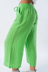 Pantalón corto de lino color verde menta, con cintura elastizada y lazo ajustable. Corte a la altura de los tobillos.