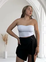 Top strapless blanco con strass plateados. Incluye copas removibles.