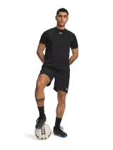 Shorts deportivos Under Armour Challenger Pro de color negro, con diseño ultraligero y elástico, cintura ajustable con cordón y el logo de la marca en la pierna izquierda.