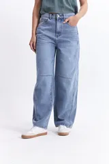 Jean celeste de tiro medio, corte amplio y redondeado.