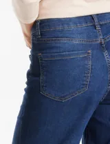 Jean de tiro alto con corte wide leg y pierna ancha. Presenta cierre frontal con botón, pasadores para cinturón y bolsillos funcionales en la parte delantera y trasera.