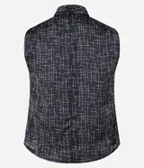Blusa sin mangas de poliéster satinado color negro con estampado geométrico de líneas blancas y cuello alto drapeado.