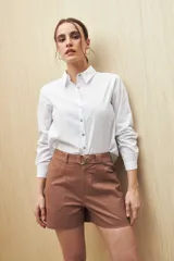 Short color marrón con cinturón, de corte recto y bolsillos delanteros y traseros.