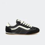 Championes Vans modelo Super Lowpro de perfil bajo, con diseño inspirado en el calzado de competición Style 84. Presentan una combinación de paneles de gamuza y tela en color negro con detalles en blanco, incluyendo la icónica banda lateral Sidestripe, cordones blancos y suela de caucho color caramelo con diseño Waffle.