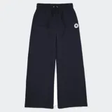 Pantalón de jogging negro de corte ancho, con cintura elástica ajustable con cordón y logo Converse en la pierna izquierda.