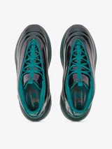 Zapatillas Diesel D-Runner color verde oscuro brillante, con diseño sin cordones y cordones elásticos cruzados.