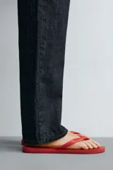 Sandalias de goma blanca Havaianas x Zara, con suela plana con relieve y tiras en el empeine con textura.