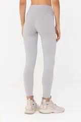 Calza larga gris de tiro alto, confeccionada en tejido de poliéster y elastano.