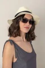 Sombrero de ala ancha color negro, con cinta negra alrededor de la copa.