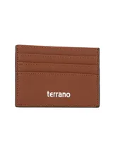 Tarjetero de cuero sintético color marrón con textura granulada, cuenta con ranuras para tarjetas y el logo de la marca estampado en blanco en la parte frontal.