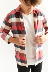 Camisa de leñador de algodón peinado con cuello italiano y estampado a cuadros en tonos rojos.