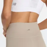 Short deportivo de tiro alto, color beige, confeccionado en tejido de punto acanalado elástico.