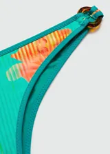 Braga de bikini turquesa con estampado de rayas verticales y flores anaranjadas.