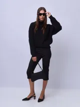 Pantalón capri negro de vestir, de corte ajustado y largo a la pantorrilla.