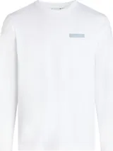 Remera blanca de manga larga con cuello redondo y logo de Calvin Klein estampado en el pecho.