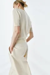 Jersey de punto de lana con cuello redondo y manga corta, de diseño minimalista y corte recto.