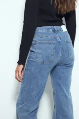 Jean de denim negro de corte recto, con aplicaciones de strass en las piernas.