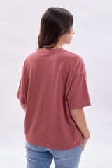 Remera de manga corta con efecto de lavado, cuello redondo y corte holgado.