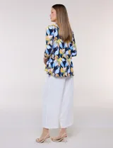 Cardigan abierto de manga larga en seda fría con estampado multicolor en tonos rosados, naranjas, verdes y negros.