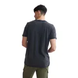 Remera negra de algodón con cuello redondo y mangas cortas.