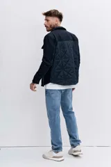 Campera tipo sobrecamisa de lana en color azul marino, con cuello clásico, cierre frontal con botones y bolsillos frontales con solapa. Presenta un forro interno en color verde.