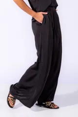 Sandalias bajas con tiras de cuero sintético con estampado de leopardo.