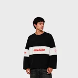 Remera oversize de manga larga, con diseño colorblock en negro y una franja blanca horizontal en el pecho y las mangas. Cuenta con el logotipo de "Venefiaclub" estampado en color rojo sobre la franja blanca.