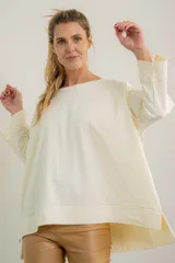 Remerón beige de corte amplio, con escote redondo y mangas largas.