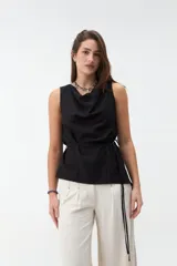Musculosa negra con cuello redondo drapeado y lazo ajustable en la cintura.