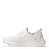 Championes Puma modelo Softride Harmony Slip, de diseño slip-on sin cordones. Presentan una banda elástica ancha sobre el empeine con el logo de la marca, confeccionados en tejido de malla transpirable color blanco. Poseen una entresuela de espuma Softride para mayor amortiguación y suela de goma color caramelo.