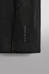 Camiseta de entrenamiento de corte relajado, confeccionada en tejido técnico ligero y elástico con textura microperforada. Presenta cuello redondo, manga corta y costuras termofijadas.