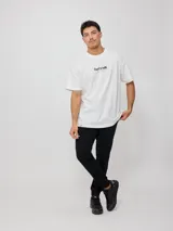 Pantalón deportivo tipo jogging color negro, con cintura elástica ajustable con cordón y logo de la marca en la pierna. Confeccionado en 60% algodón y 40% poliéster.