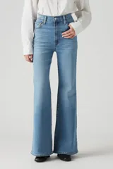 Jeans de mujer Levi's modelo Ribcage Bells So Nice, de tiro alto y corte acampanado (flare) en color azul claro.