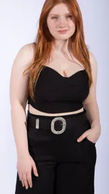 Top negro con escote corazón y breteles finos.