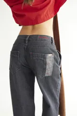 Pantalón de jean azul oscuro, de corte baggy y tiro bajo, con pespuntes a contratono color verde lima y logo bordado en el bolsillo trasero. Confeccionado en denim 100% algodón.